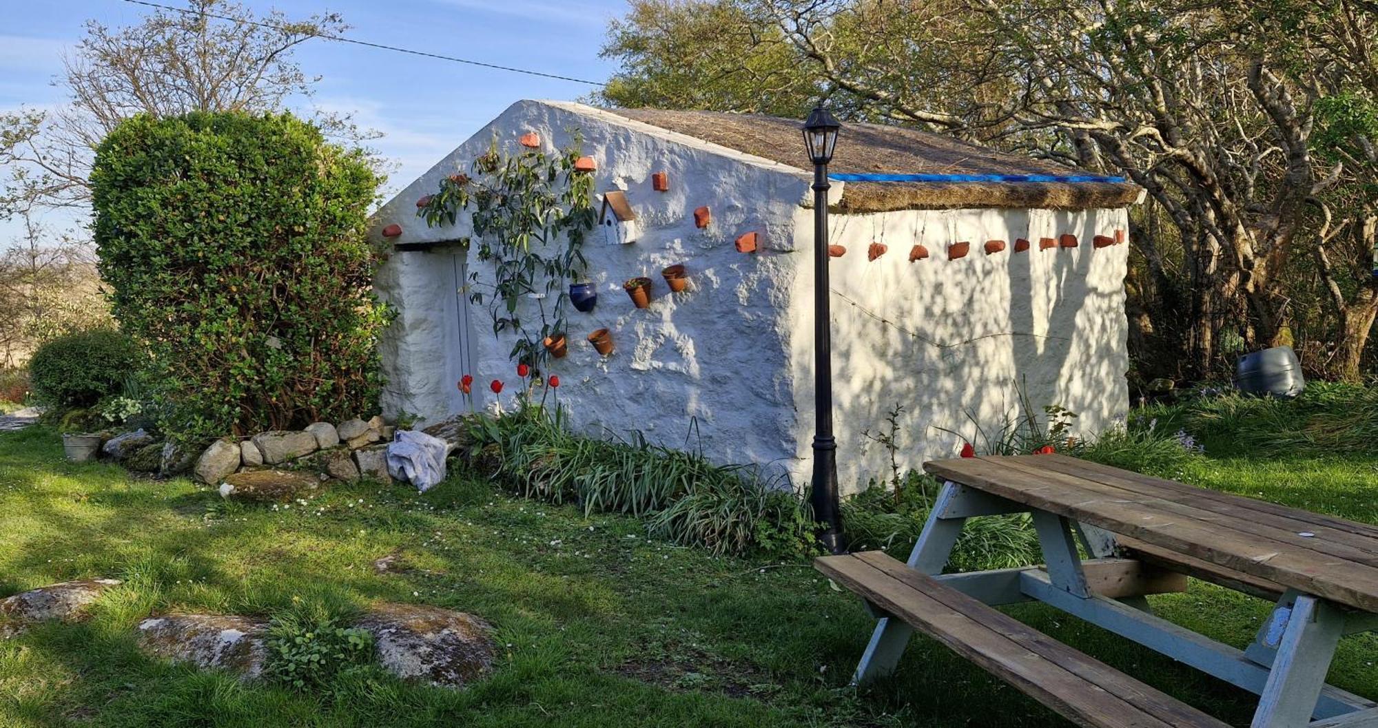 The Rockhouse - Cosy Stone Built Thatch Holiday home Dungloe